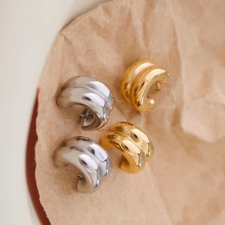 Boucle d'oreille Emma à double boucle en C sans ternissement et autres tendances Résultats pour emma en vente B2B. Retours gratuits et paiement à 60 jours sur Faire sur Faire.