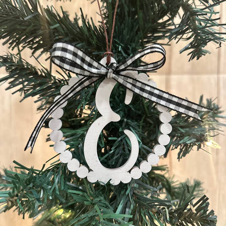 Gekerbtes personalisiertes Buchstabe-E-Ornament - Lasergraviert für den Großhandel von Gifts By Grace