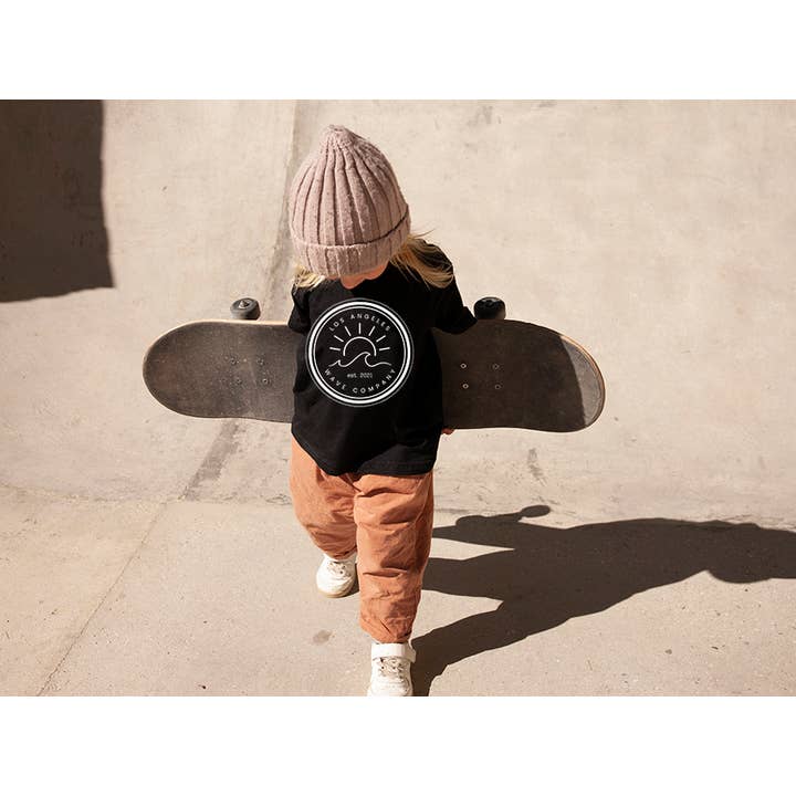 Camisetas y monos para bebés con el logotipo circular «LA Wave Co» para venta al por mayor de L.A. Wave Co.