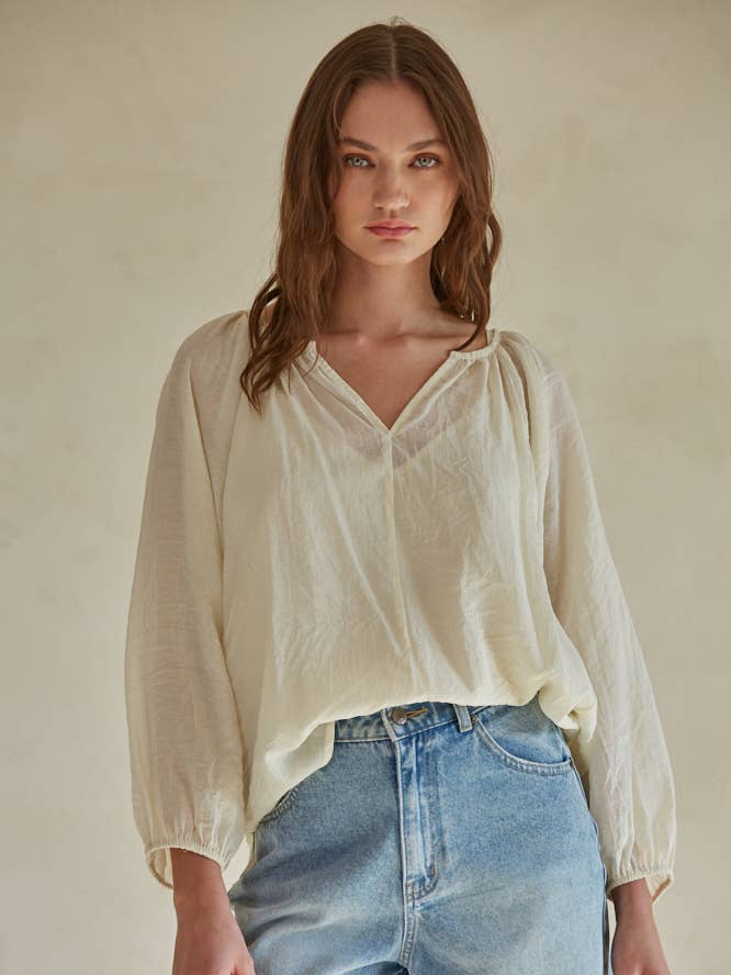 L7308 | Top met V-hals en lange mouwen van geweven rayon nylon voor wholesale door By Together