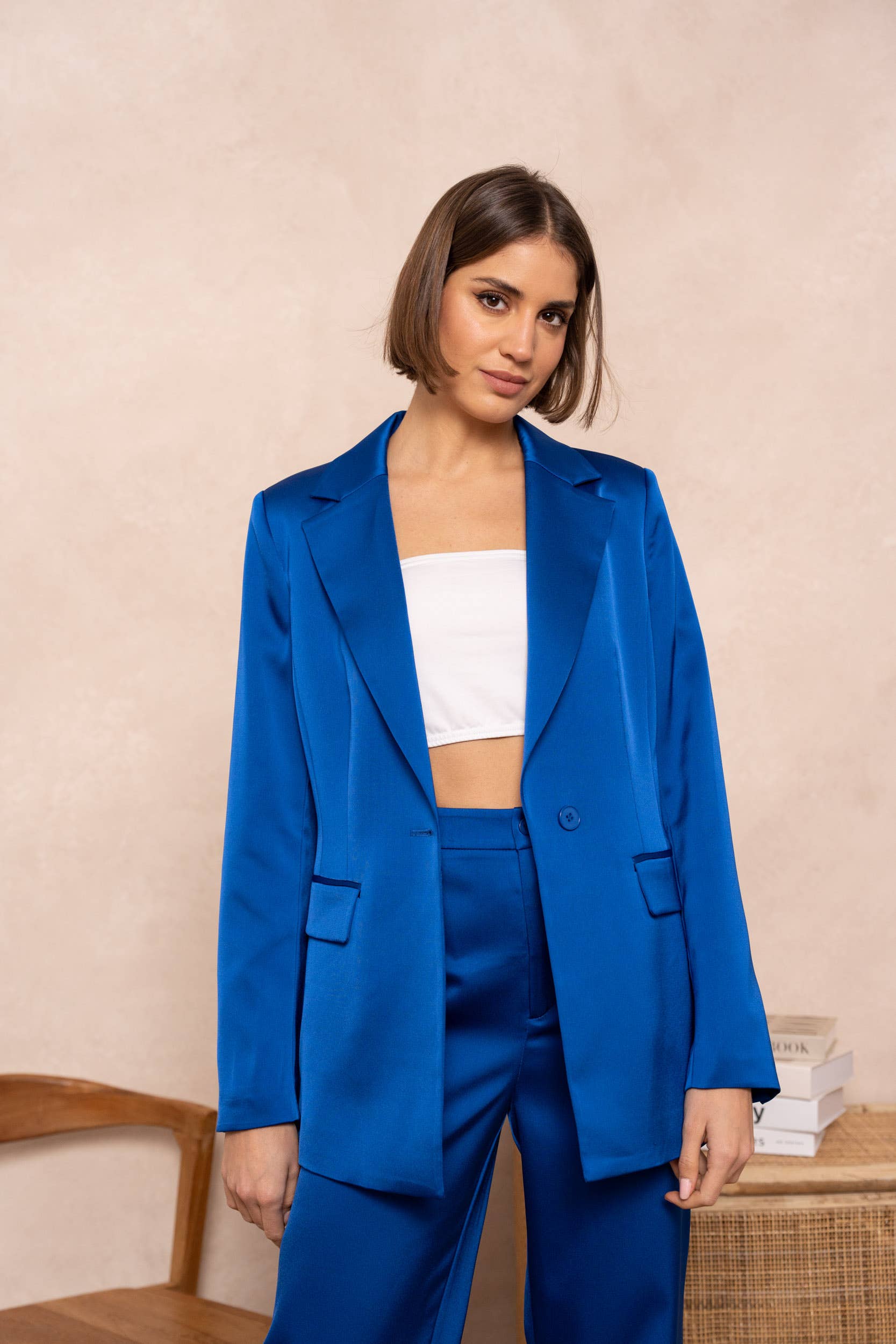 Attentif Paris – wholesale Kostymjacka – Dam – Smal skräddarsydd satinjacka med enfärgade knappar25