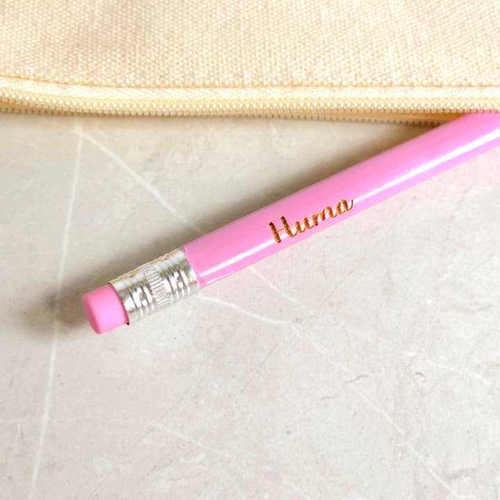 Crayons à Nom Personnalisé – Gravure Personnalisée, Prise Triangulaire, Couleurs Vives pour la vente par Intuitive Lines