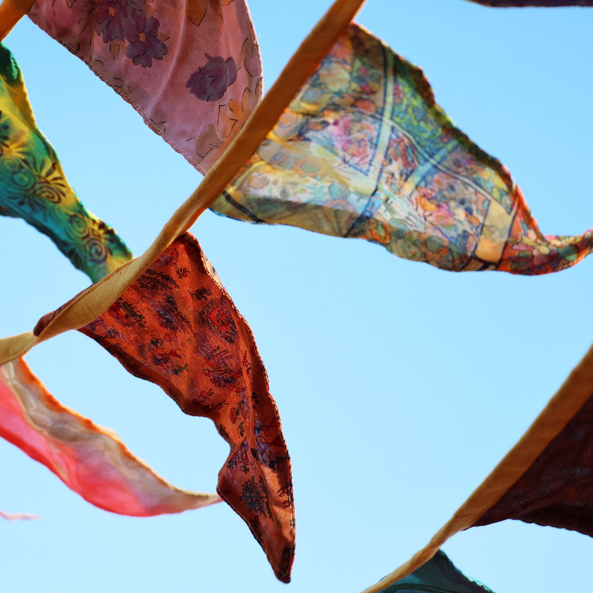 Tribal Trade GmbH – Großhandel Wimpel/Girlande – Wimpelkette Stoff bunt 10m Fahnenkette Girlande Recycling7