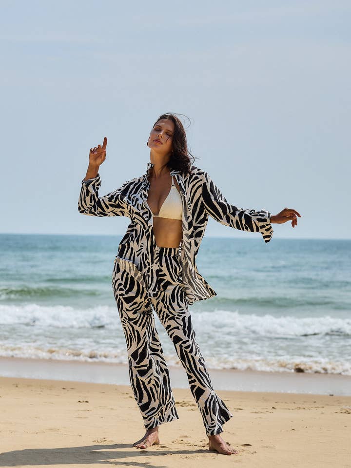 Zebra print beach shirt in comfortable material for wholesale by Pêche dorée