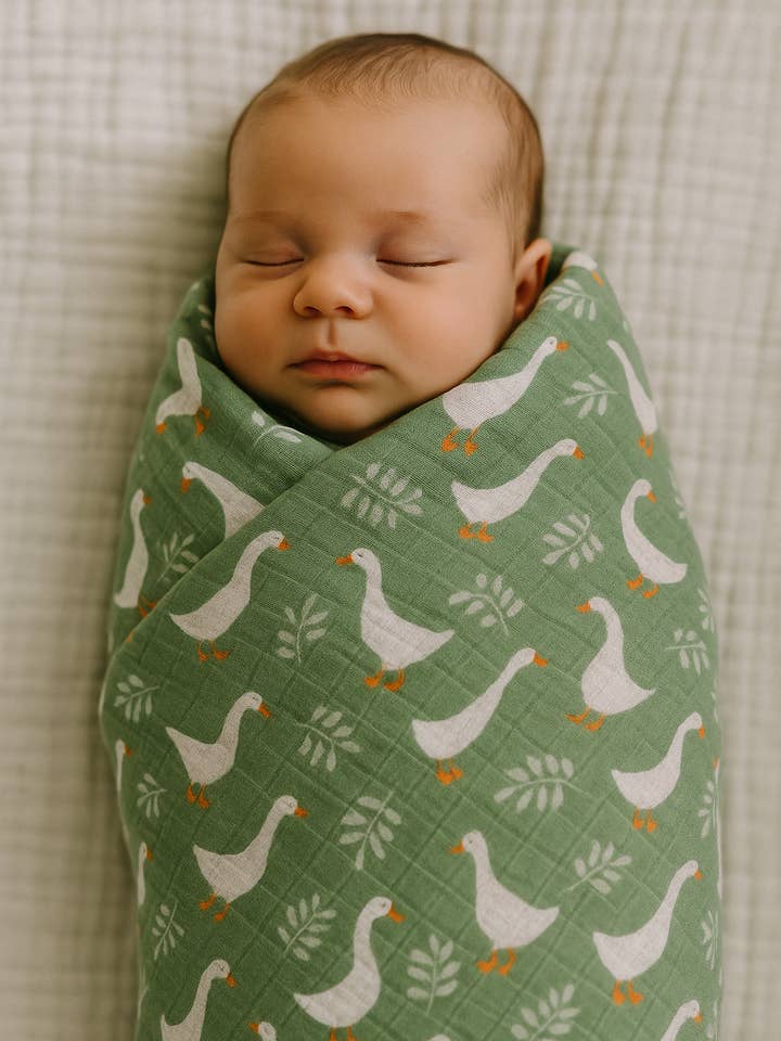 Lange en mousseline de coton Goose pour la vente par Birdie Lane Baby + Kids