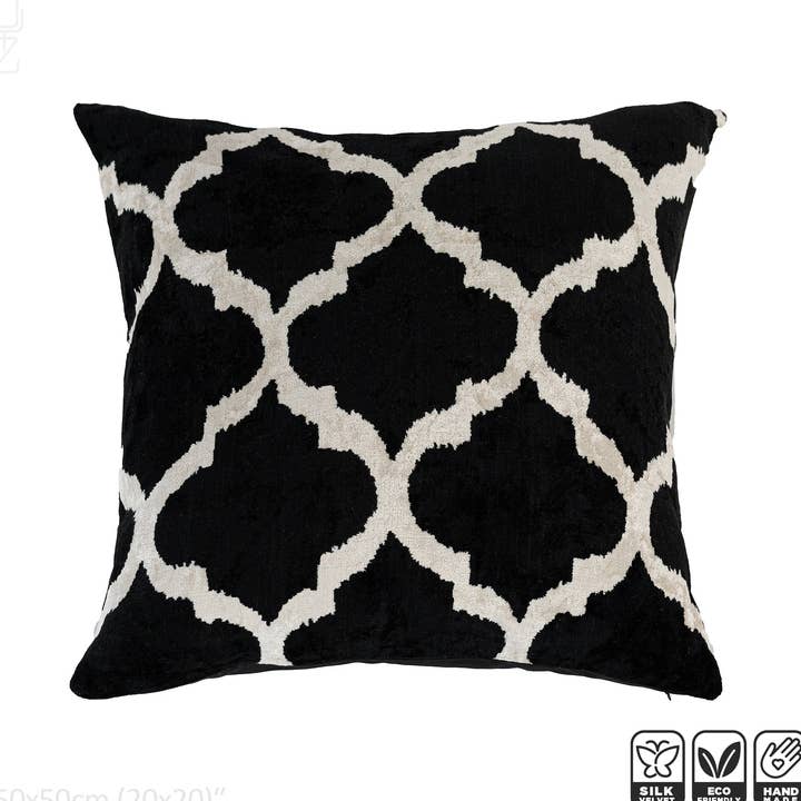 Housse de coussin décorative en velours de soie Ikat noir pour la vente par OyzShop