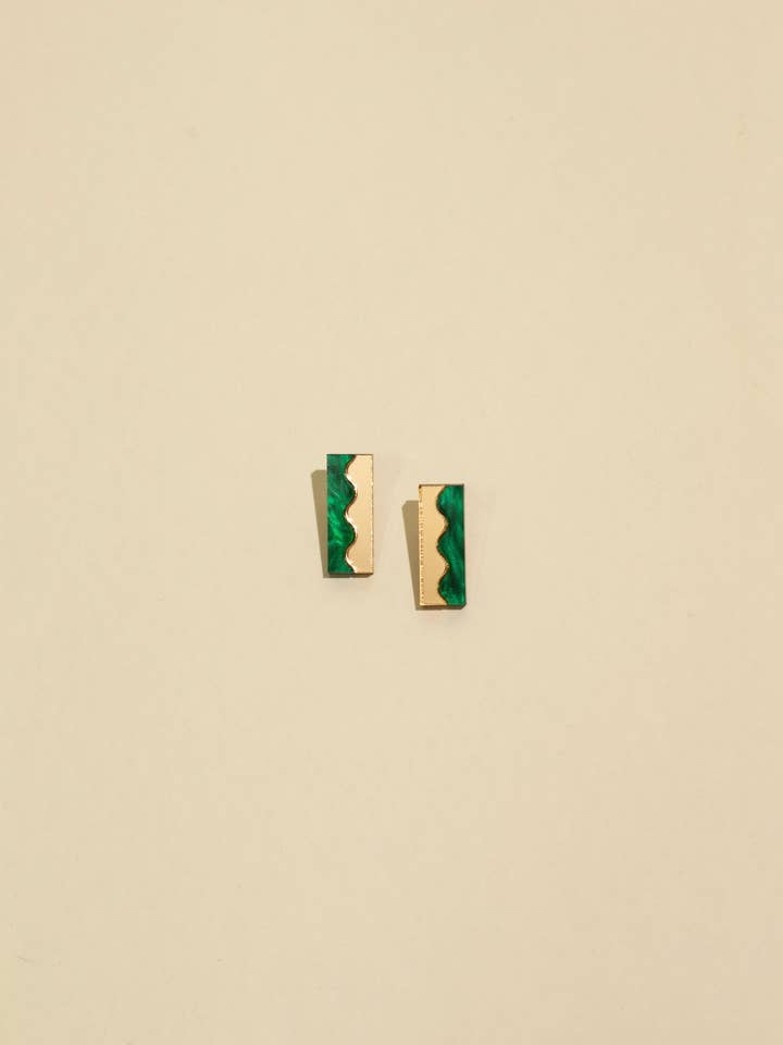 Suni Studs - Bunte grün-goldene Statement-Ohrringe für den Großhandel von Moon-Seed