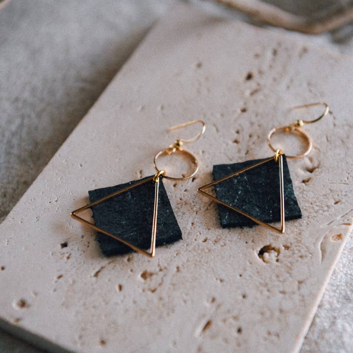 Orecchini a cerchio in oro e pelle o sughero con diamante per la vendita all'ingrosso da parte di Cecelia Designs Jewelry