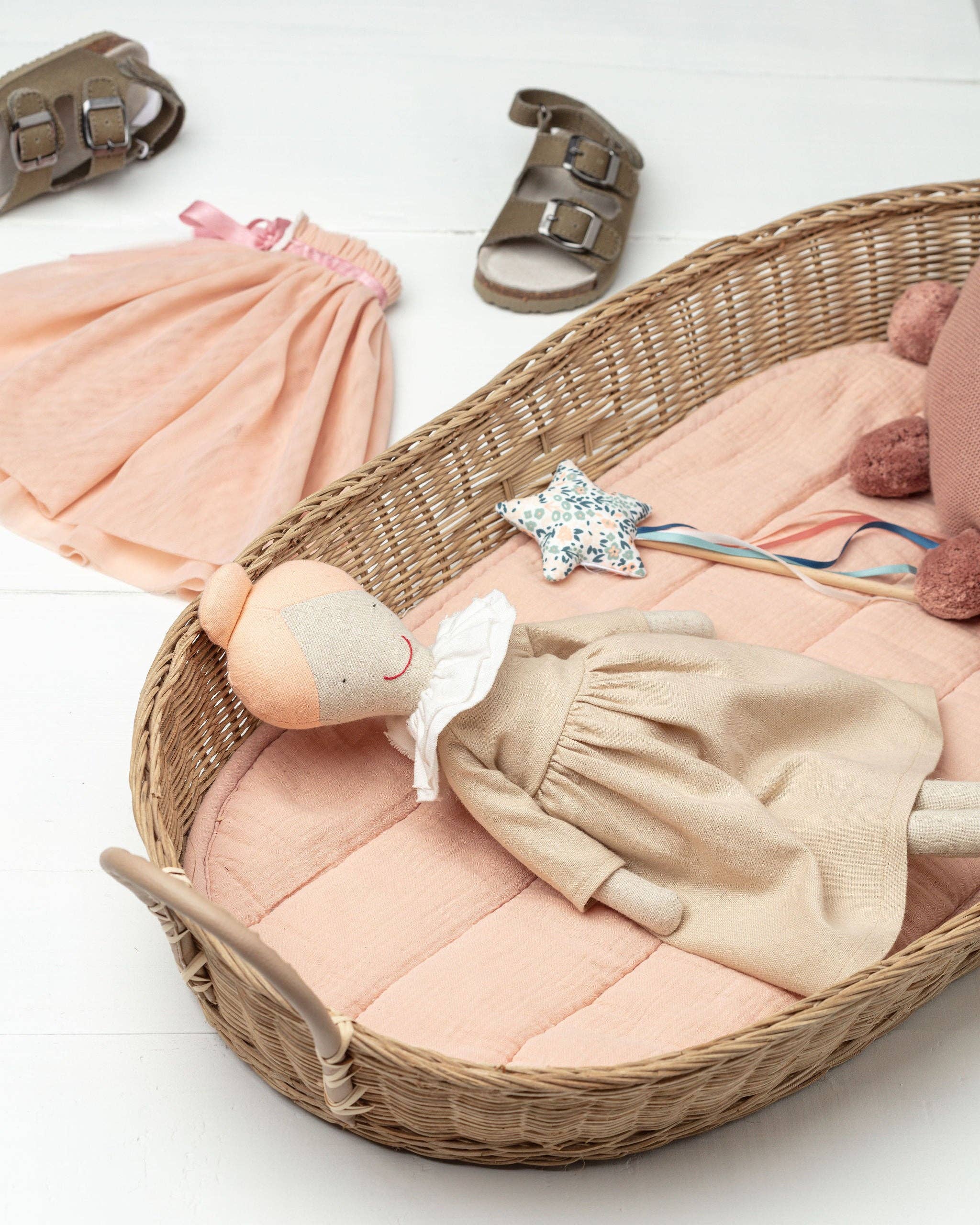 Mr Pickles – wholesale Docka - Barn – The Dolly Pickles - Joy, mjuk docka med charmig och glad karaktär3