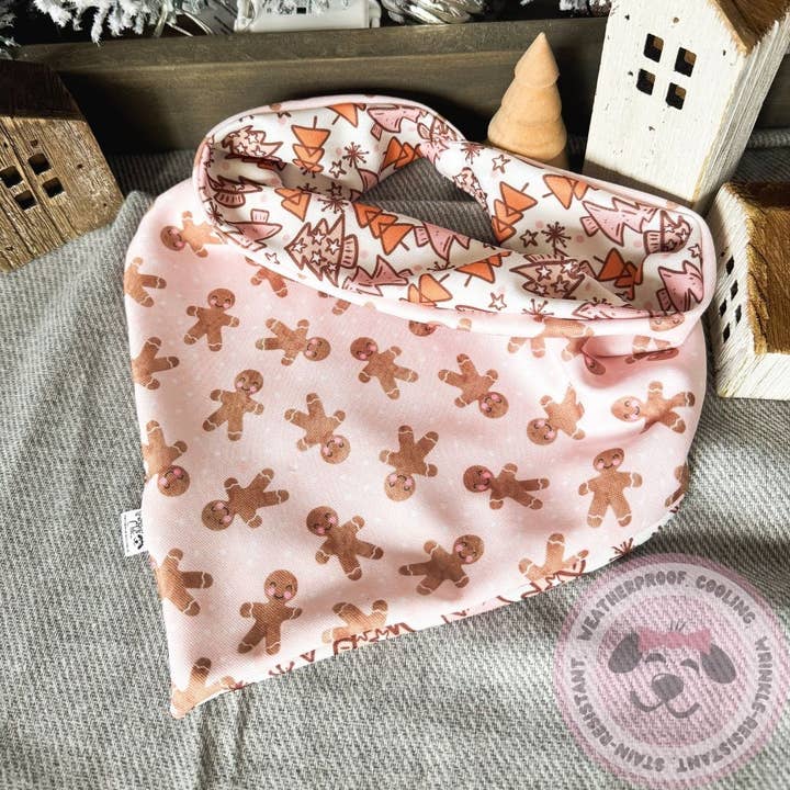Ingefærkage Eventyr Vendbar Vejrbestandig Hundetørklæde for engroshandel hos Sparkle & Chic Petite Pup Boutique