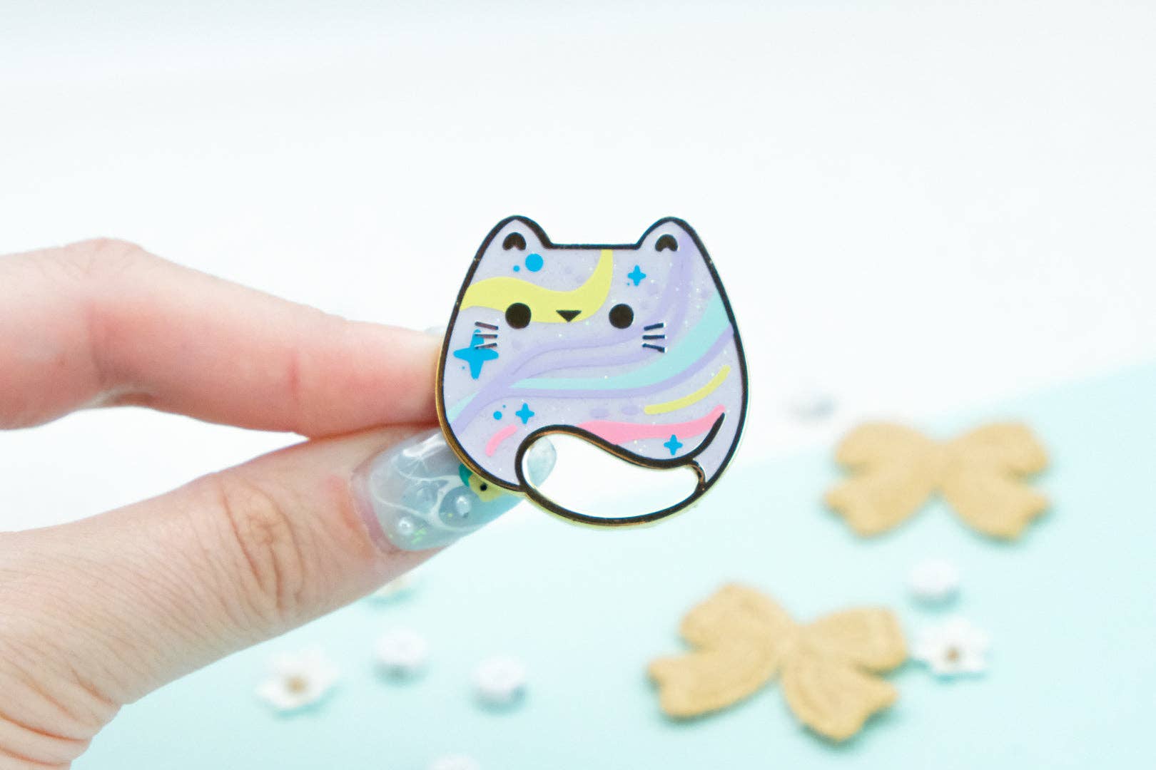 Sparkles in the Wild - Wholesale Lapel Pin/Button - Épingles Chat Rêveur - Collection Charmante1