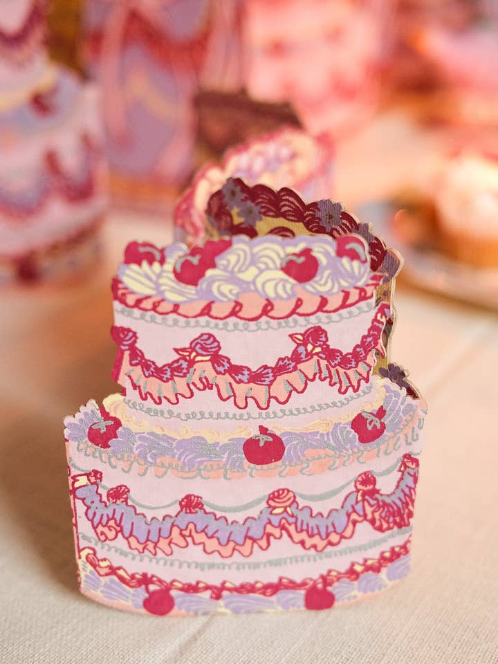 Guirlande en accordéon de gâteau d'anniversaire pour la vente par East End Press