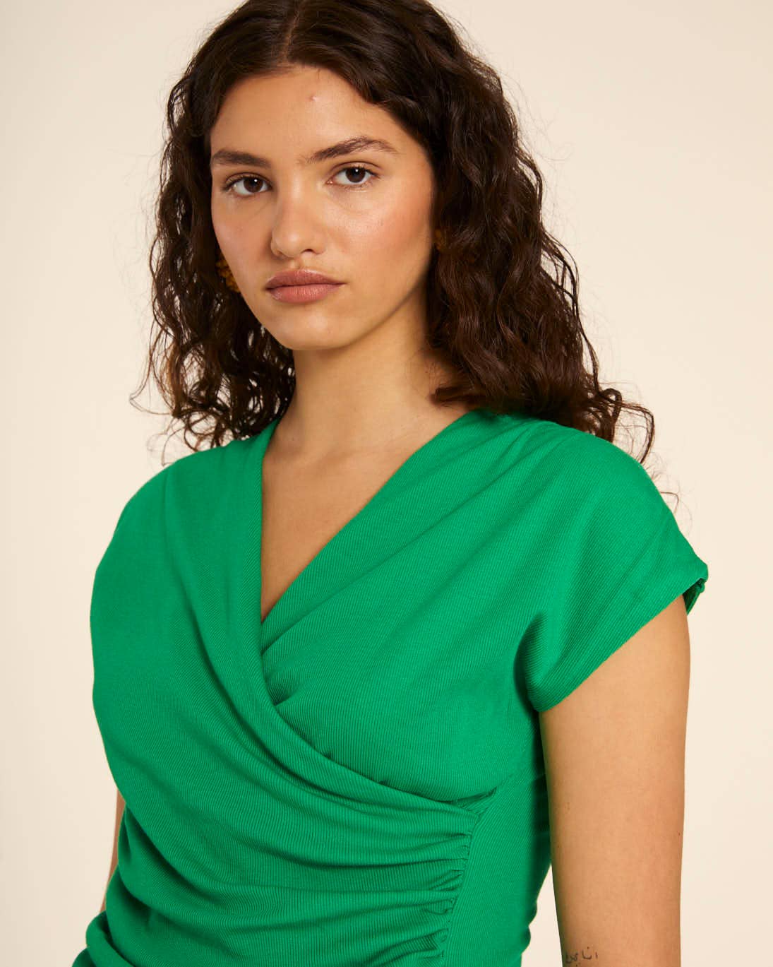 Pepaloves – Engroshandel Strikket top - Dame – GRØN KRYDS-T-SHIRT2