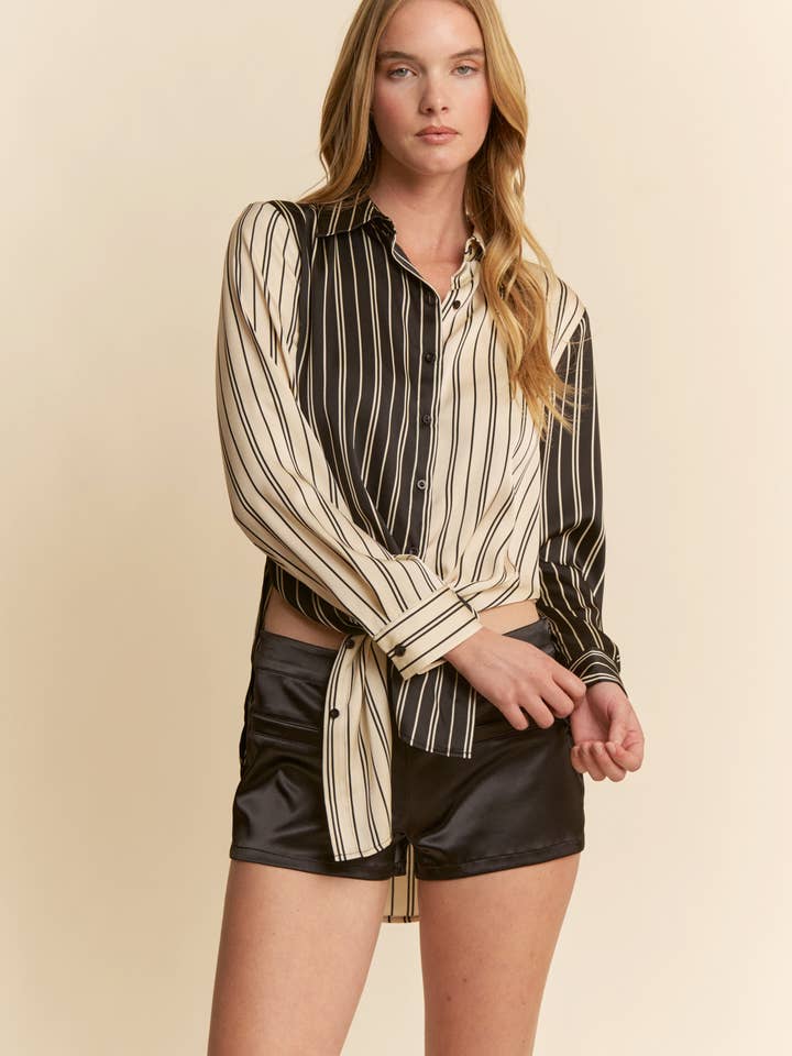 CHEMISE À RAYURES ET BLOCS DE COULEUR AVEC BOUTONS pour la vente par Hers & Mine