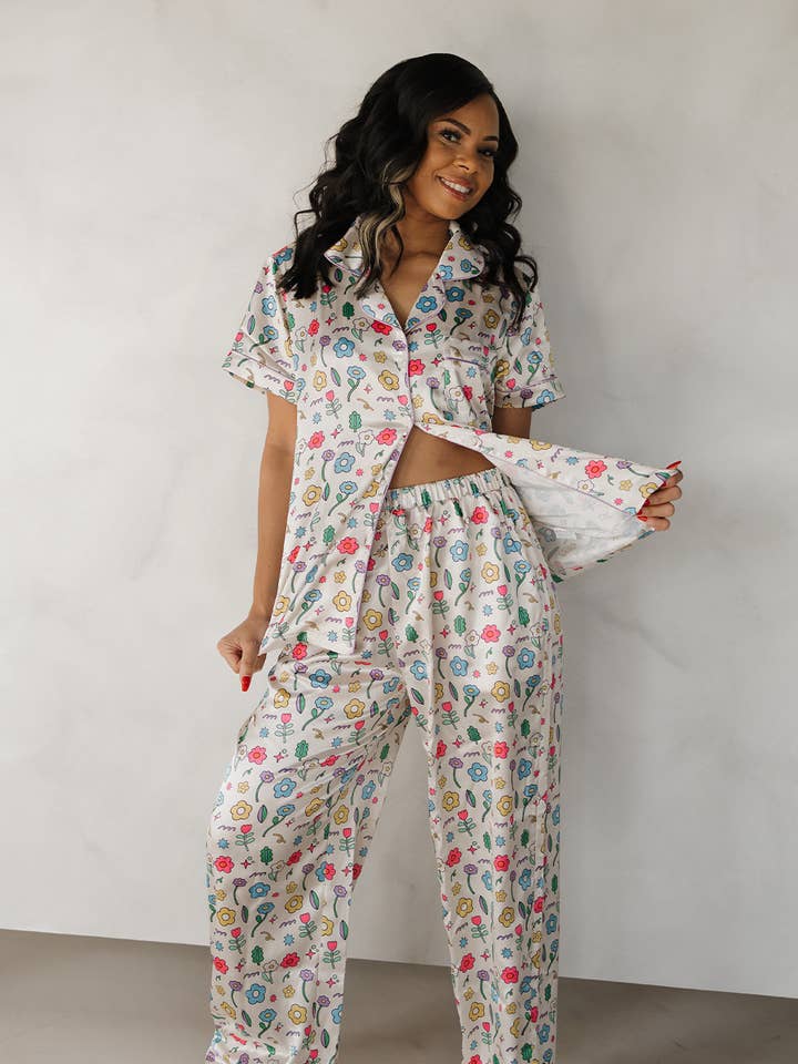 Pijamas Florais, Conjunto de Flores a Condizer, pijamas delicados de cetim por atacado de Spikes and Seams