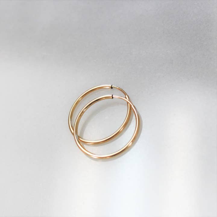 The Silver Wren - Venta al por mayor Pendientes de aro - Aros Klara Gold de 9 mm, 14 mm o 20 mm