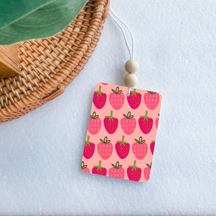 Cavella Co. - Venta al por mayor Ambientador de coche - Mujer - Espejo retrovisor Cute Strawberries Felt Freshie