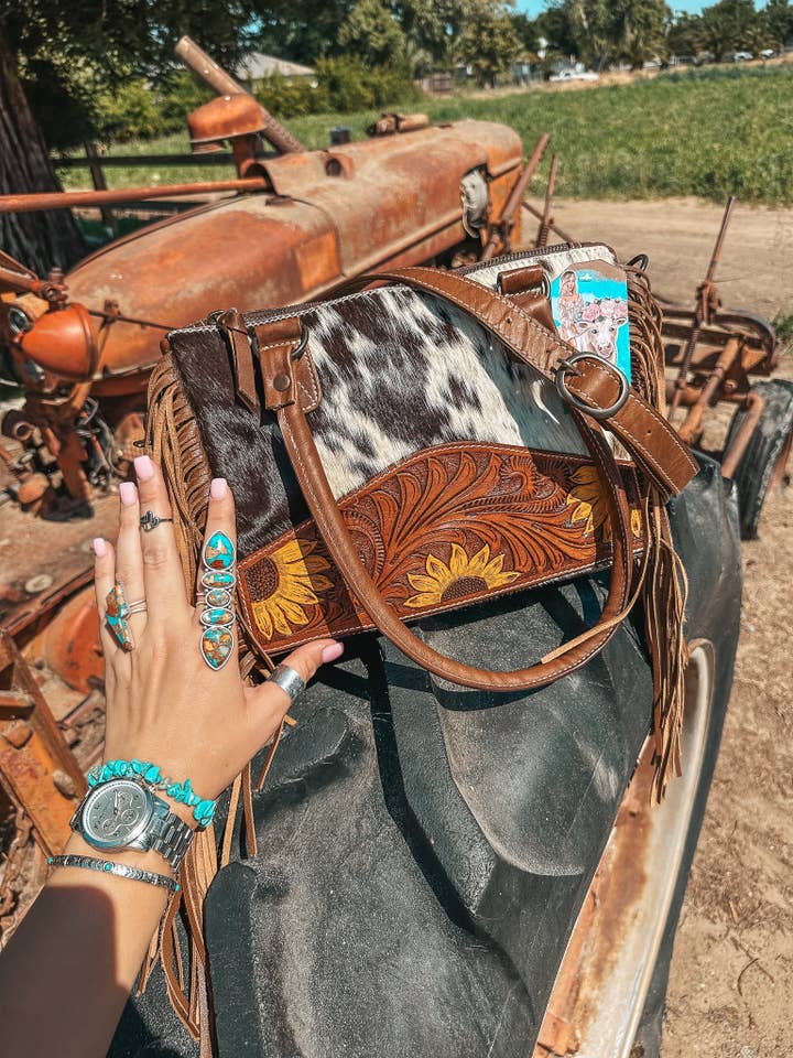 Die Avery Cowhide Geldbörse, ein Haute Southern Hyde von Beth Marie Exclusive für den Großhandel von Haute Southern Hyde