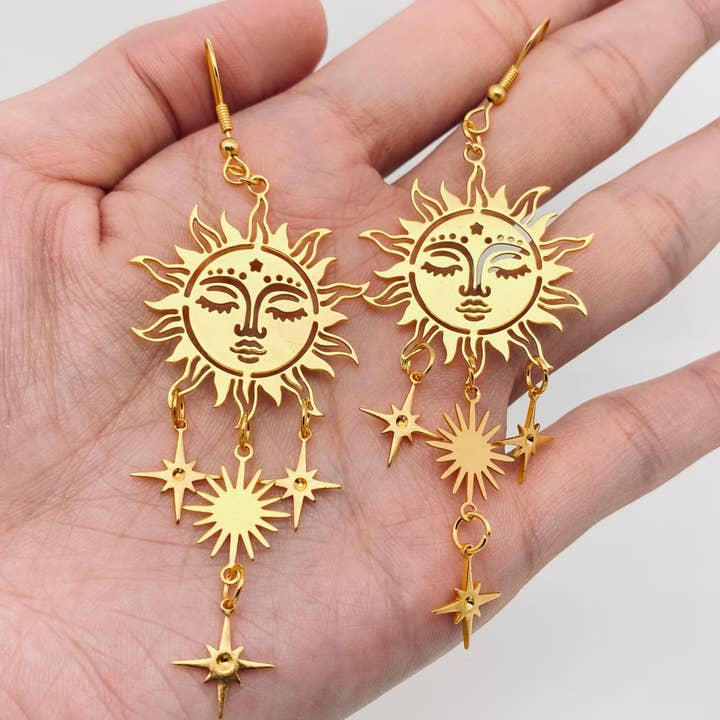 Mio Queena - Wholesale Dangle Earrings - Golden Sun Face Star Pendant Earring - MS