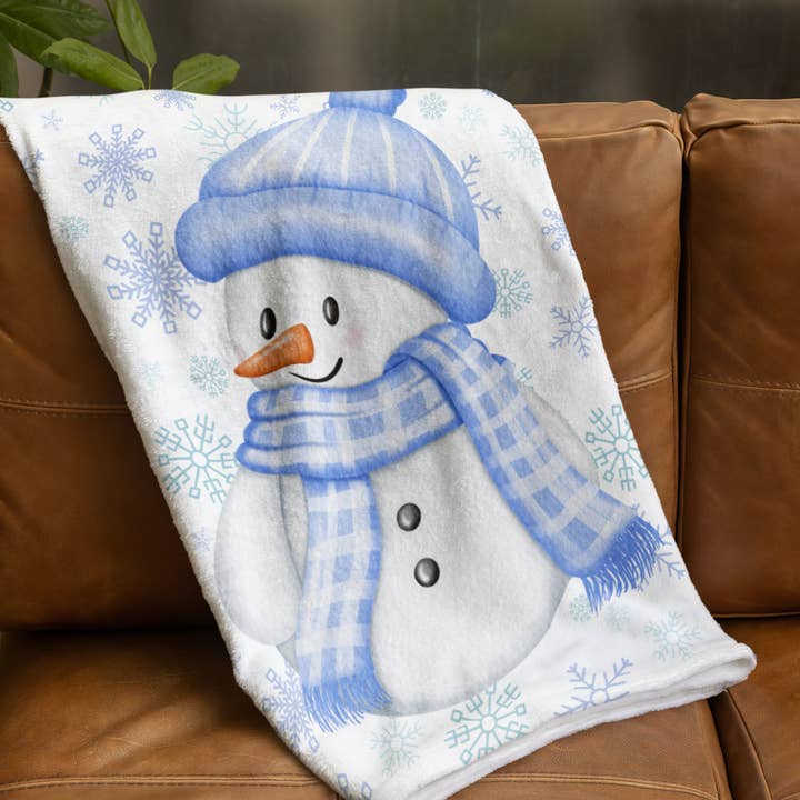 Couverture en peluche veloutée Bonhomme de neige bleu douillet | Décoration d'hiver, cadeau pour enfants, couverture câline de vacances, accessoire de maison doux et chaud, jeté de saison pour la vente par Happythings76