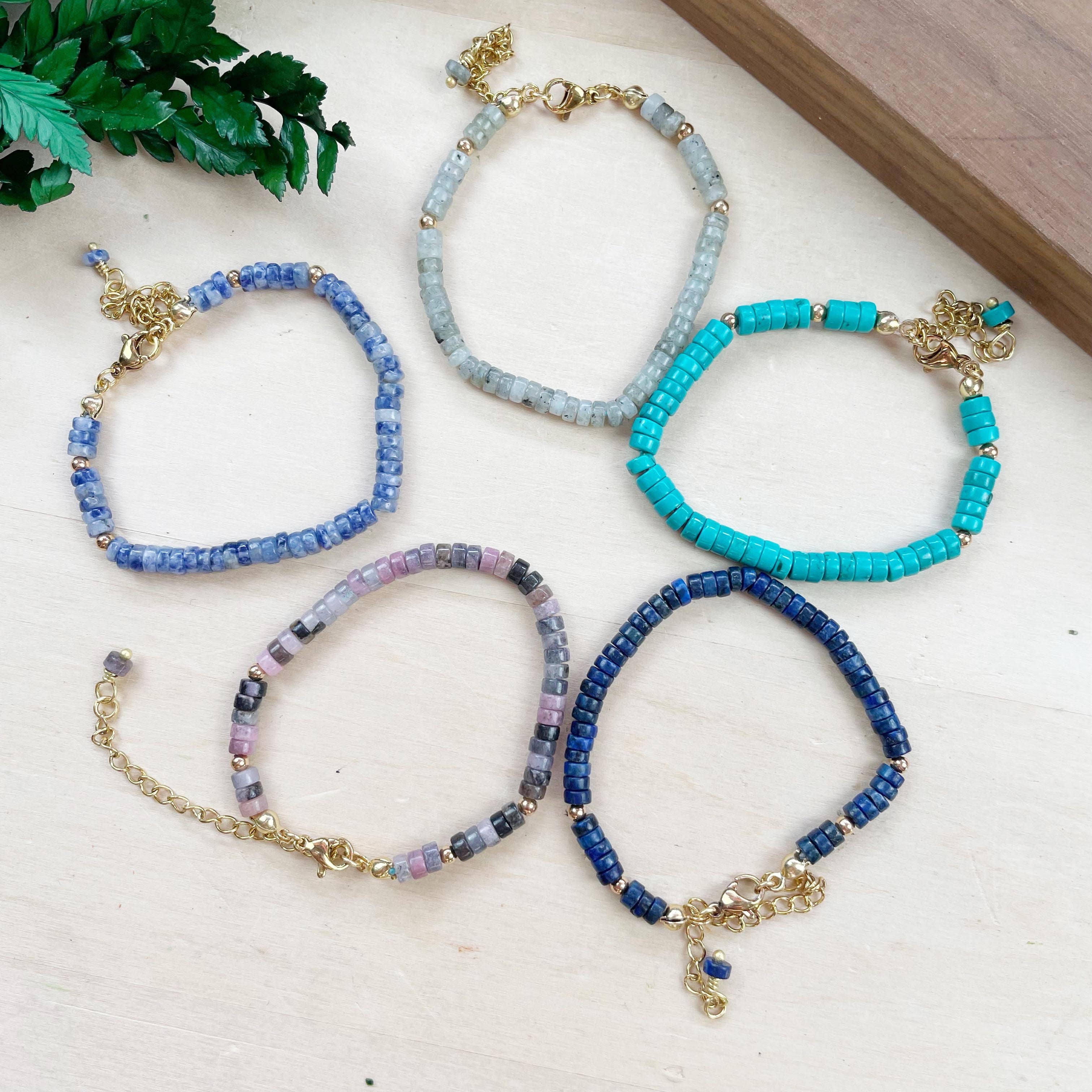 Ewelina Pas Jewelry – Engroshandel Perlearmbånd – Litae armbånd - delikat armbånd med ædelstensperler8