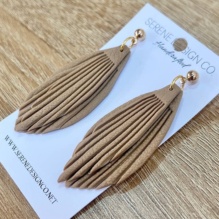 Serene Design Co. – Großhandel Ohrhänger – Statement-Ohrringe aus Leder mit Fransen3