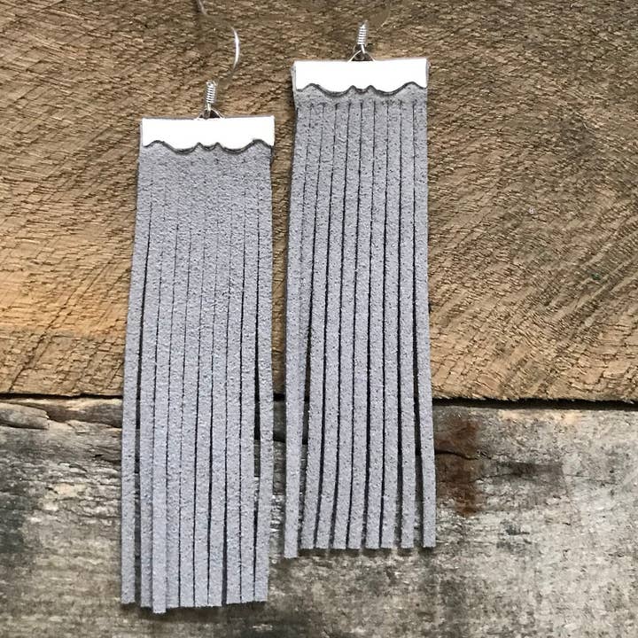 Sydney - Boucles d'oreilles à franges en cuir suédé gris clair pour la vente par Luna And Loki Design