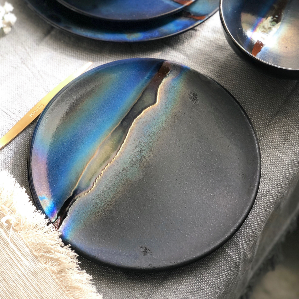 Los Artisans - Vendita all'ingrosso Piatto - Piatto da cena nero con sfumature blu e striscia dorata metallica8
