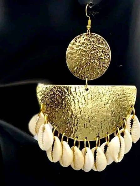 Handmade brass earrings with shells and free shipping world wide for wholesale by Delight merchants