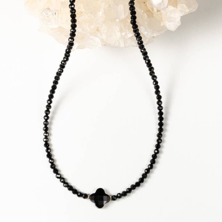 Collier Ras-du-Cou Trèfle Petit en Onyx Noir pour la vente par Be the Light Malas