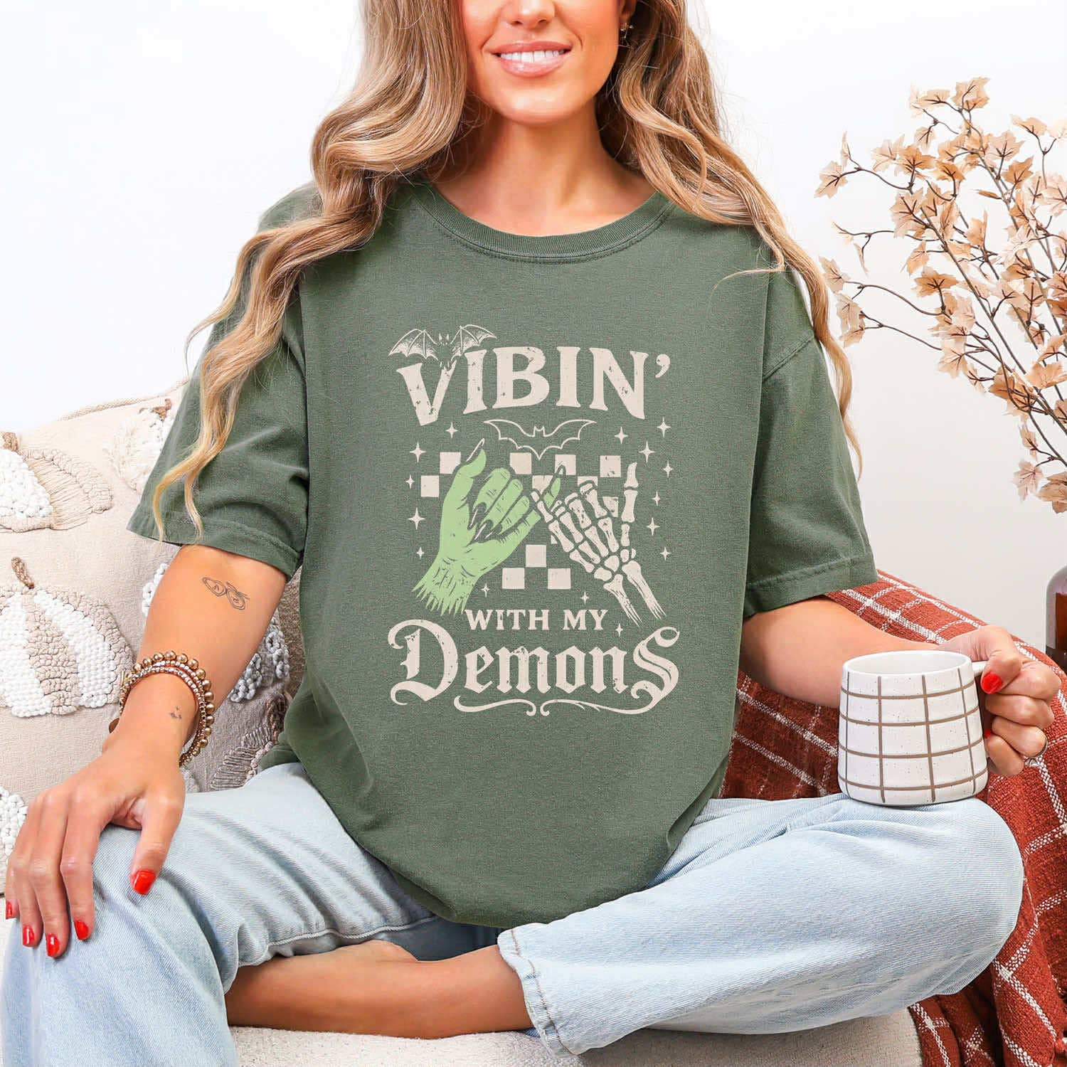 Trendy Tee Co. - Vendita all'ingrosso Maglietta serigrafata - Donna - Maglietta "Vibin' Con I Miei Demoni"0