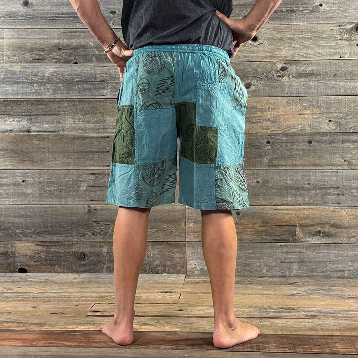 Short en patchwork de coton Grateful Dead avec imprimé GD et poches cargo pour la vente par Jayli Clothing