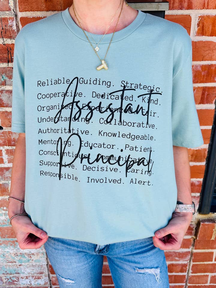 T-shirt graphique avec définition de principal adjoint pour la vente par Harps & Oli Tees