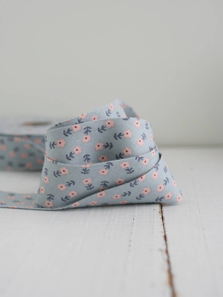 Rilegatura per trapunta con sbieco da 2,5" – Accessori floreali azzurro chiaro cottage per la vendita all'ingrosso da parte di Bessie Pearl Binding Co