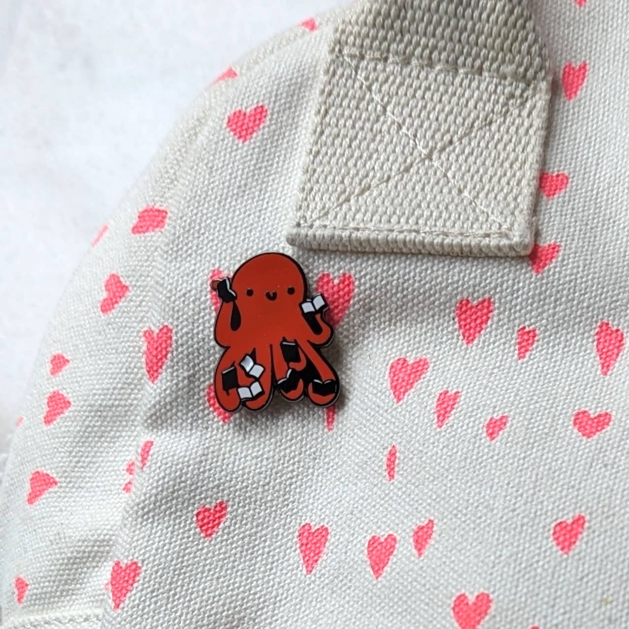 Craftedvan - Wholesale Lapel Pin/Button - Octopus Reading Books - Enamel Pins0