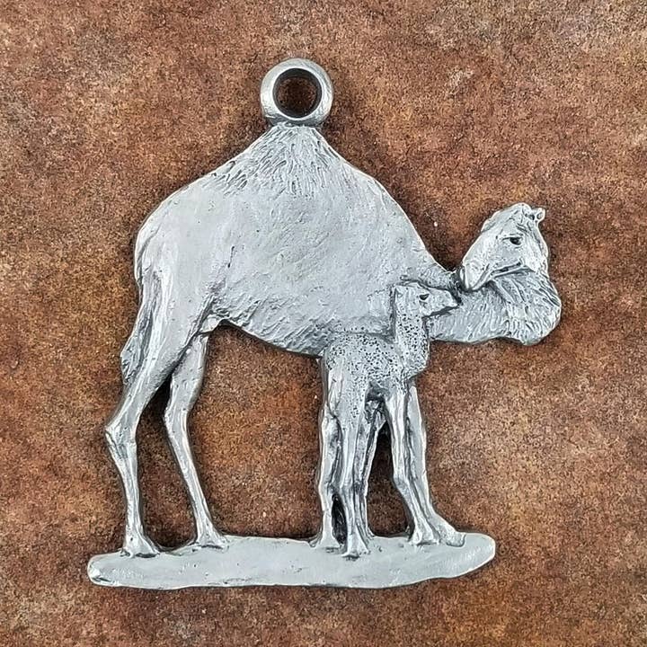 Décoration de Noël en étain dromadaire et chameau pour la vente par Schumann Sculpture