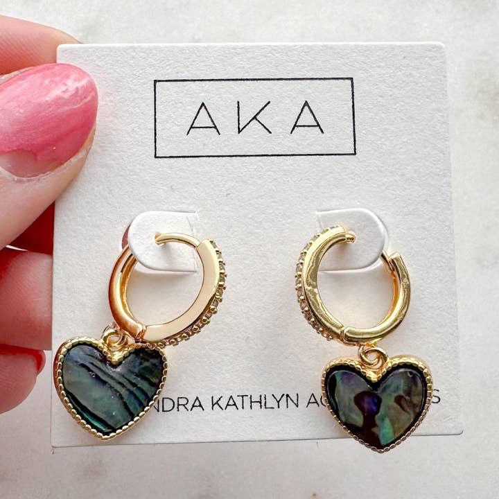 Boucles d'oreilles créoles Colette en forme de cœur avec coquille d'ormeau. pour la vente par Alexandra Kathlyn Accessories