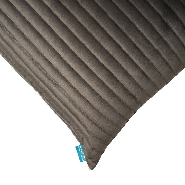 Kussoo – Großhandel Zierkissen – Kissen Samt gestreift warmgrau 50x50 cm
