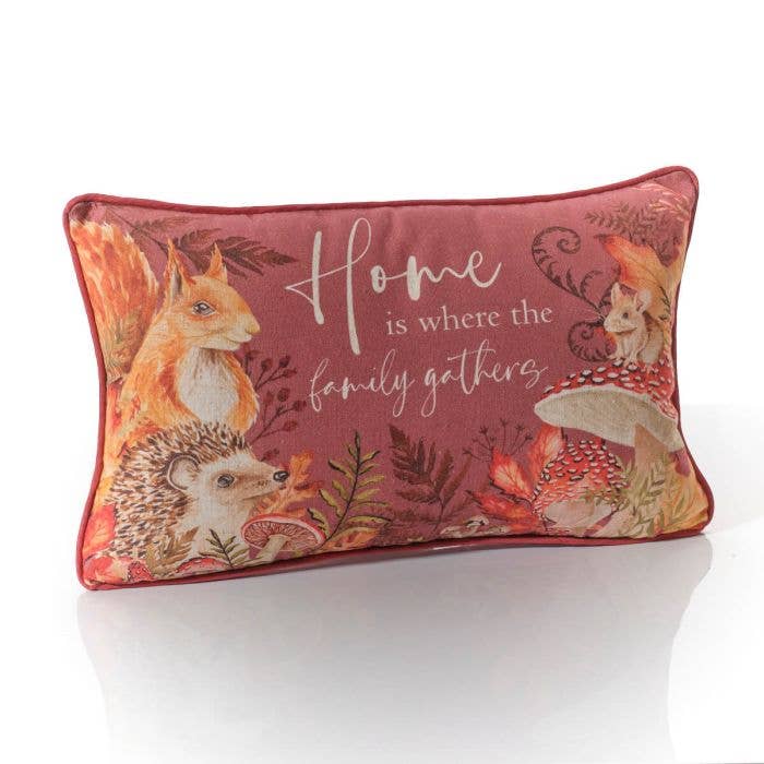 Langs - Vendita all'ingrosso Cuscini decorativi - Cuscino in tessuto di lino e poliestere Toadstool Tales Home Is Where the Family Gathers con animali del bosco1