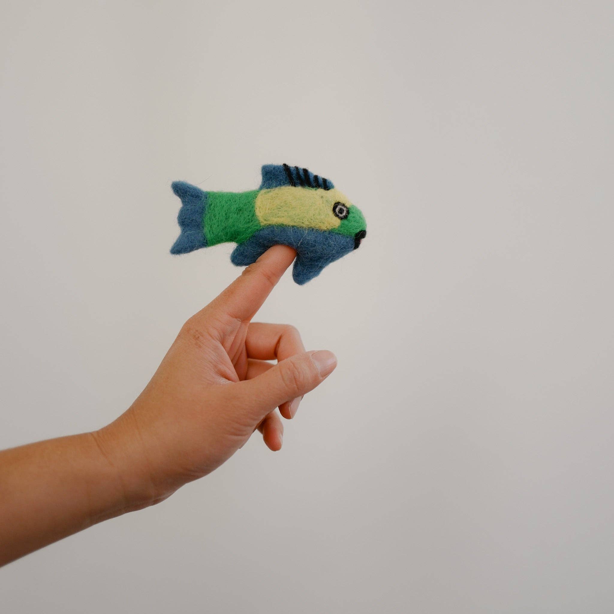 Play Planet – Großhandel Fingerpuppe – Kind & Baby – Papageienfischpuppe, Filzspielzeug, tropische Fische aus Filz | Fingerpuppe aus Filz