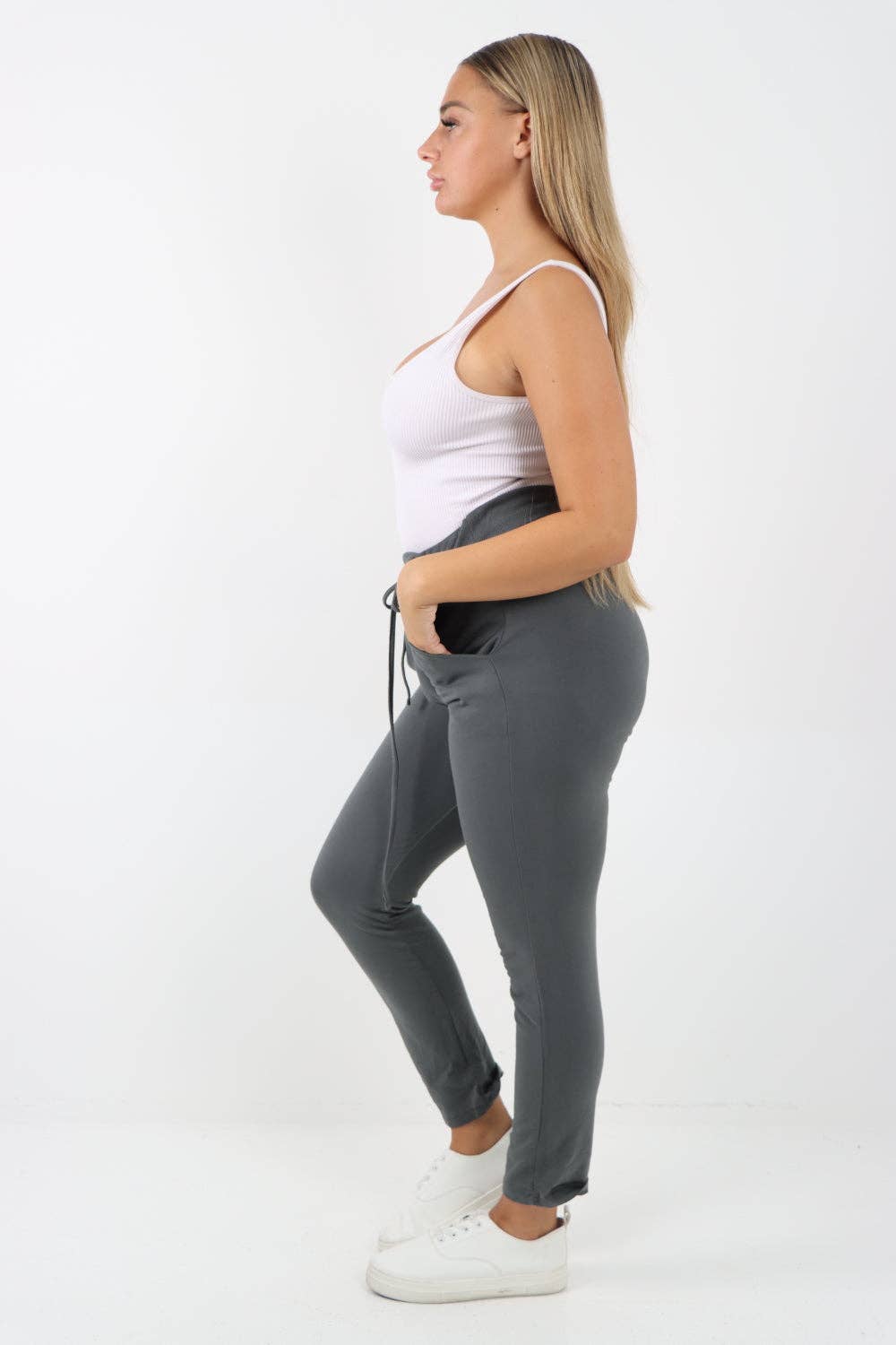 Miss Bold – Großhandel Lounge-Trainingshose/-Jogginghose – Damen – Italienische schlichte Basic-Jogginghose mit Kordelzug10