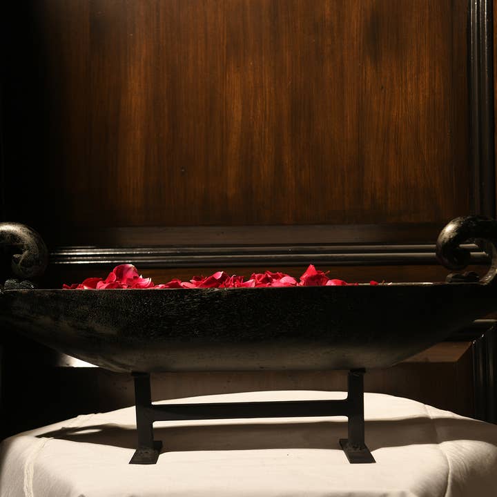 Bol moderne asiatique en bois sculpté à la main pour la vente par Byaas