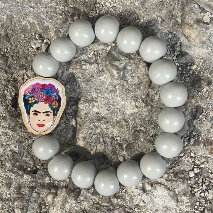 Escapulario – Großhandel Perlenarmband – Holzarmband Frida Kahlo Hellgrau