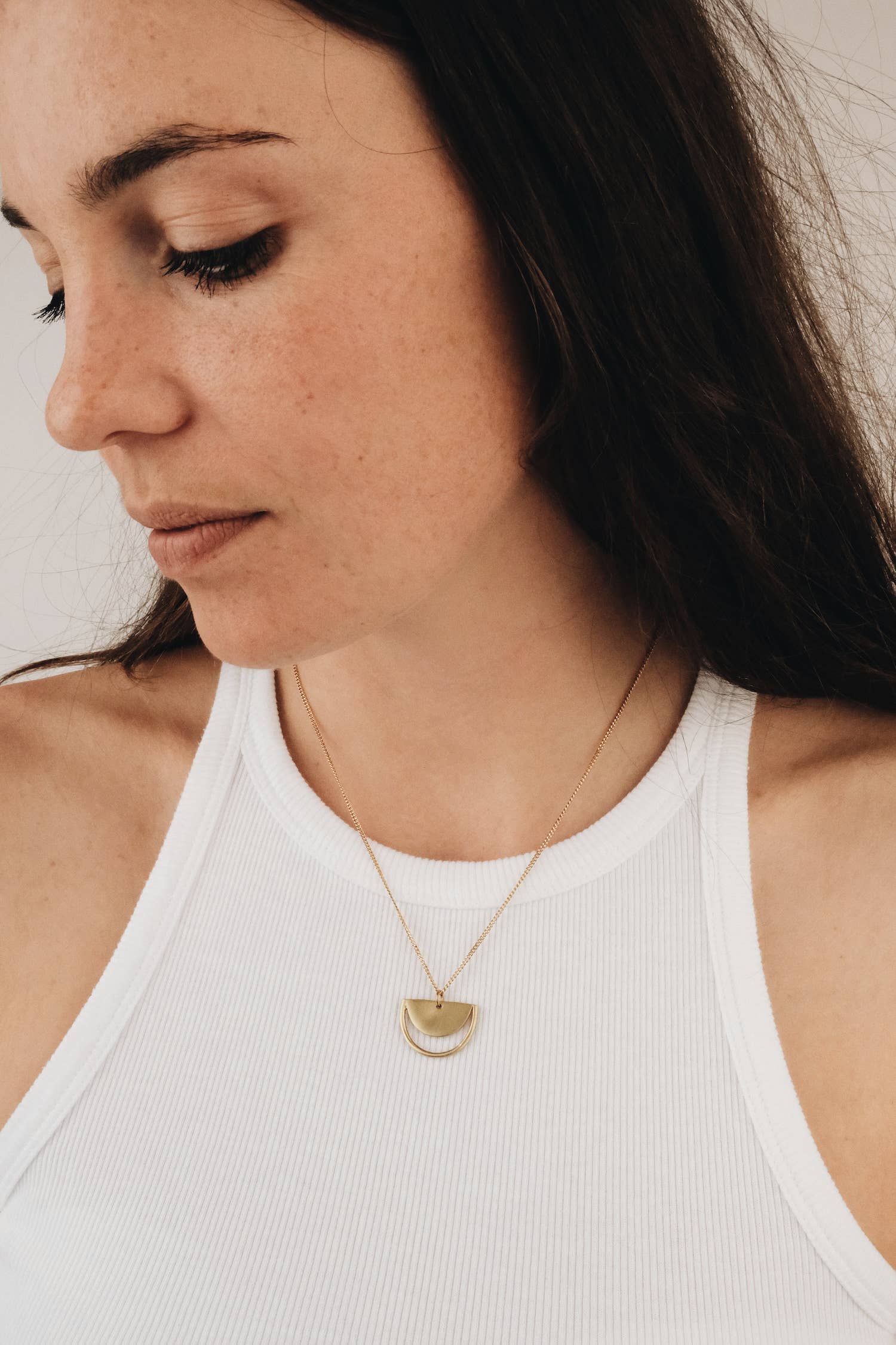 BRASSCAKE Jewelry - Vendita all'ingrosso Collana con ciondolo/pendaglio - Collana JARA in ottone sostenibile by BRASSCAKE Jewelry2