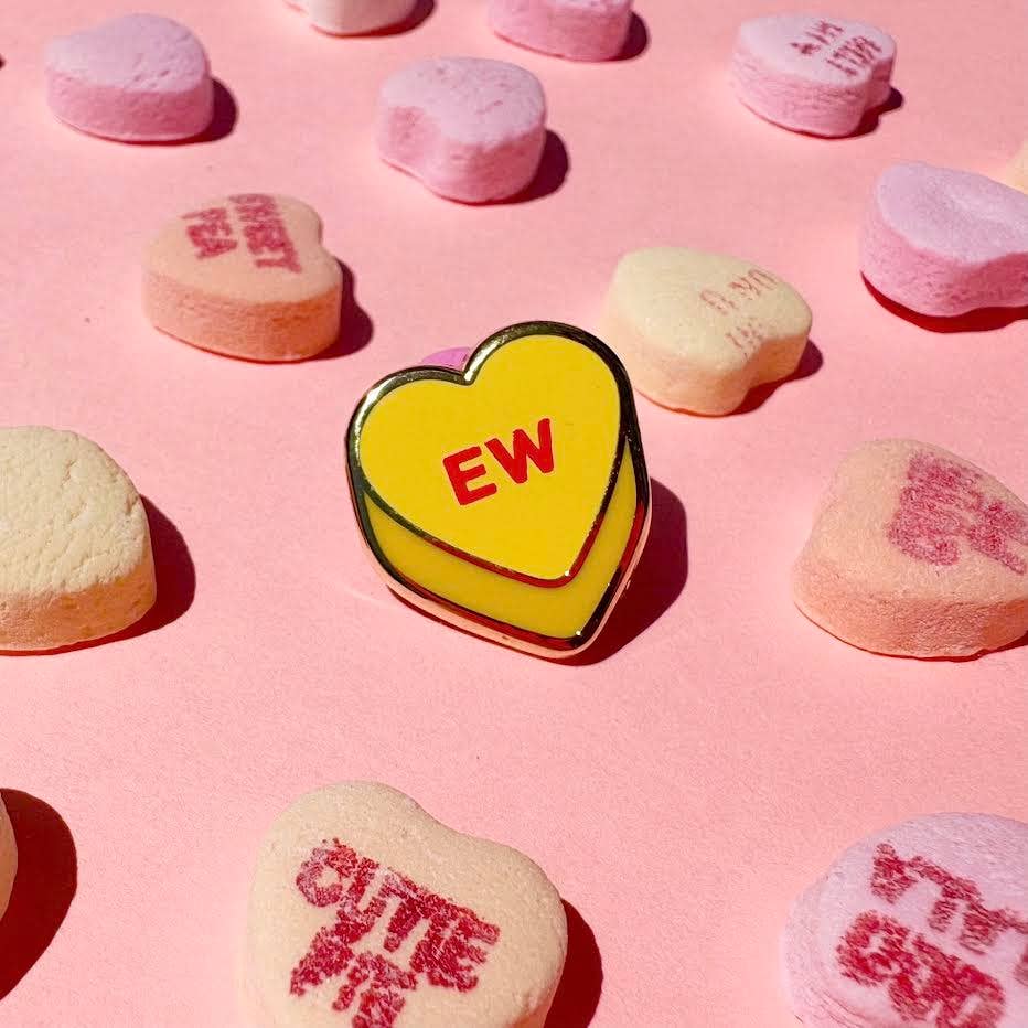 Painting With James - Vendita all'ingrosso Spilla da bavero - Spilla smaltata a forma di cuore con scritta "EW Candy Conversation"