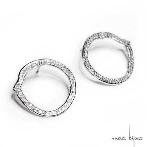 Orecchini a cerchio piatto in argento sterling testurizzato per la vendita all'ingrosso da parte di Maä bijoux