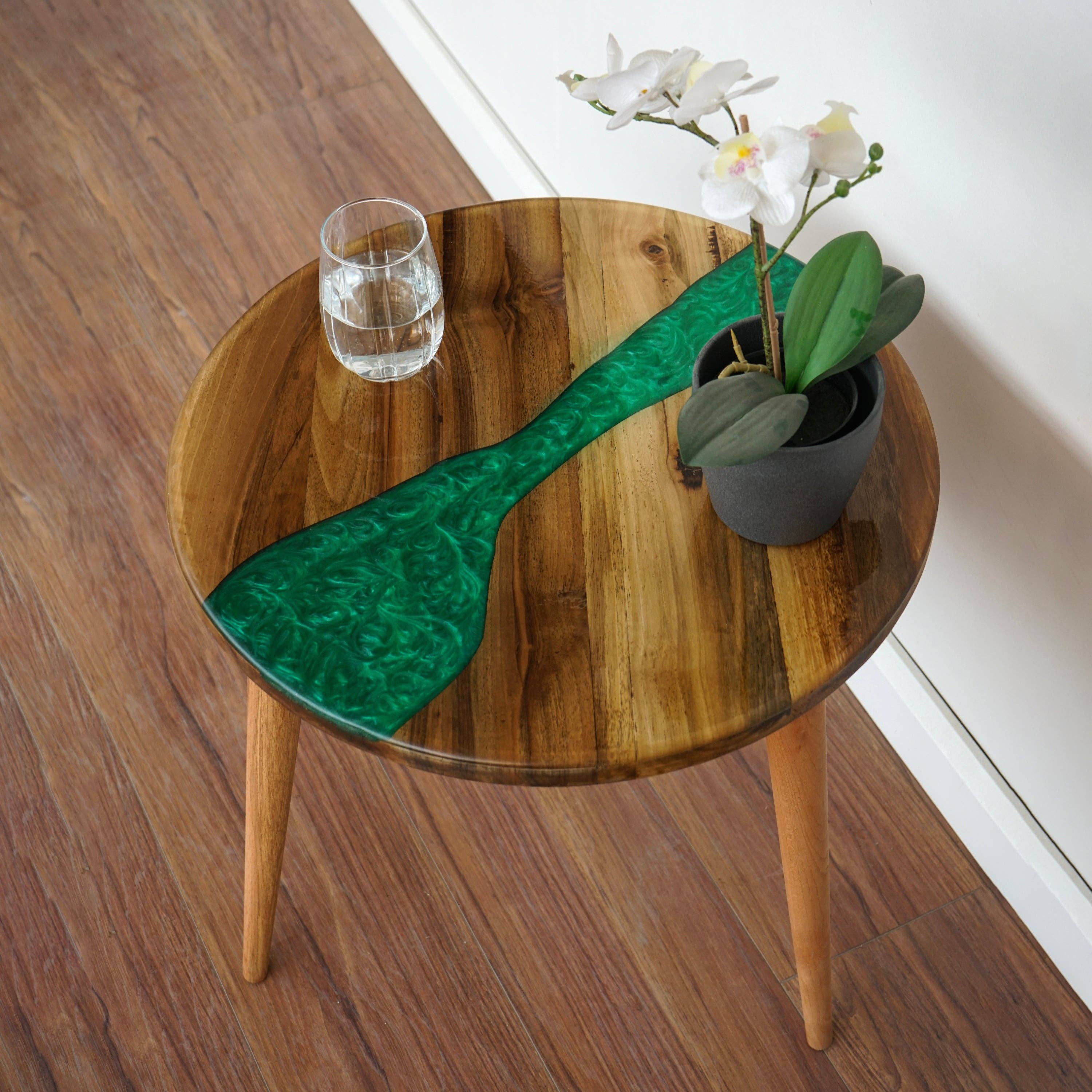 Ultimate Premium Products – wholesale Soffbord – Live Edge River Green harts runt soffbord - epoximöbler7