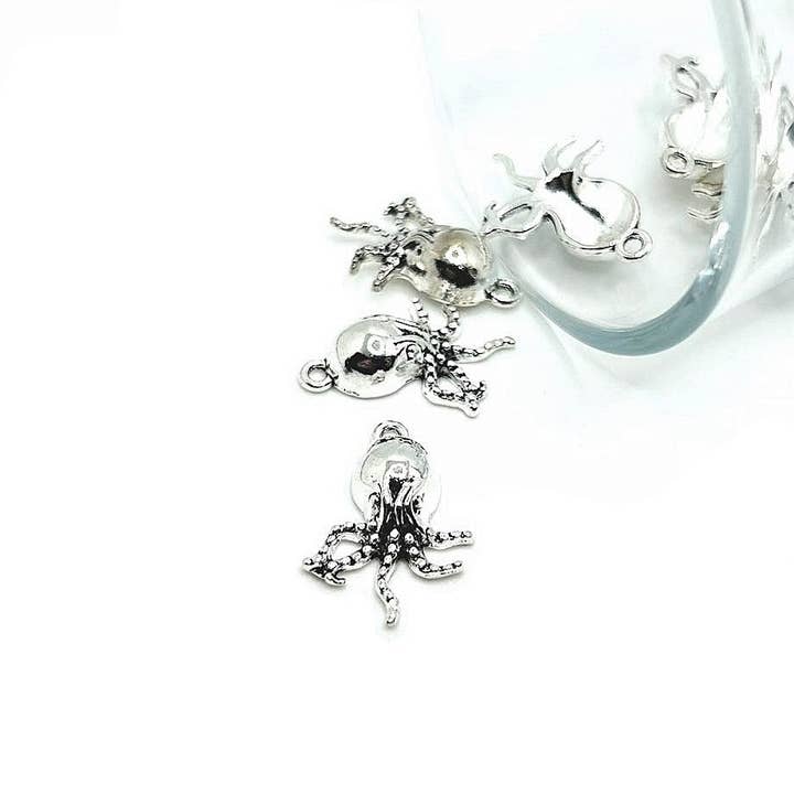 Petits pendentifs pieuvre en argent, 15x21mm pour la vente par Guerrilla Charm