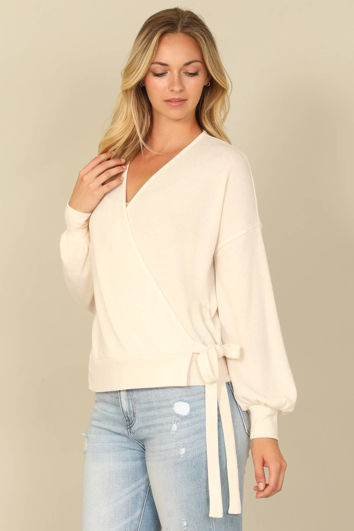 You & Me – Großhandel Bluse – Damen – YMT20079SOLID LANGÄRMELIGES BAUERNBLUSE-WICKELTOP MIT SEITLICHEM BINDEN UND ÜBERSCHNITTENEM AUSSCHNITT3