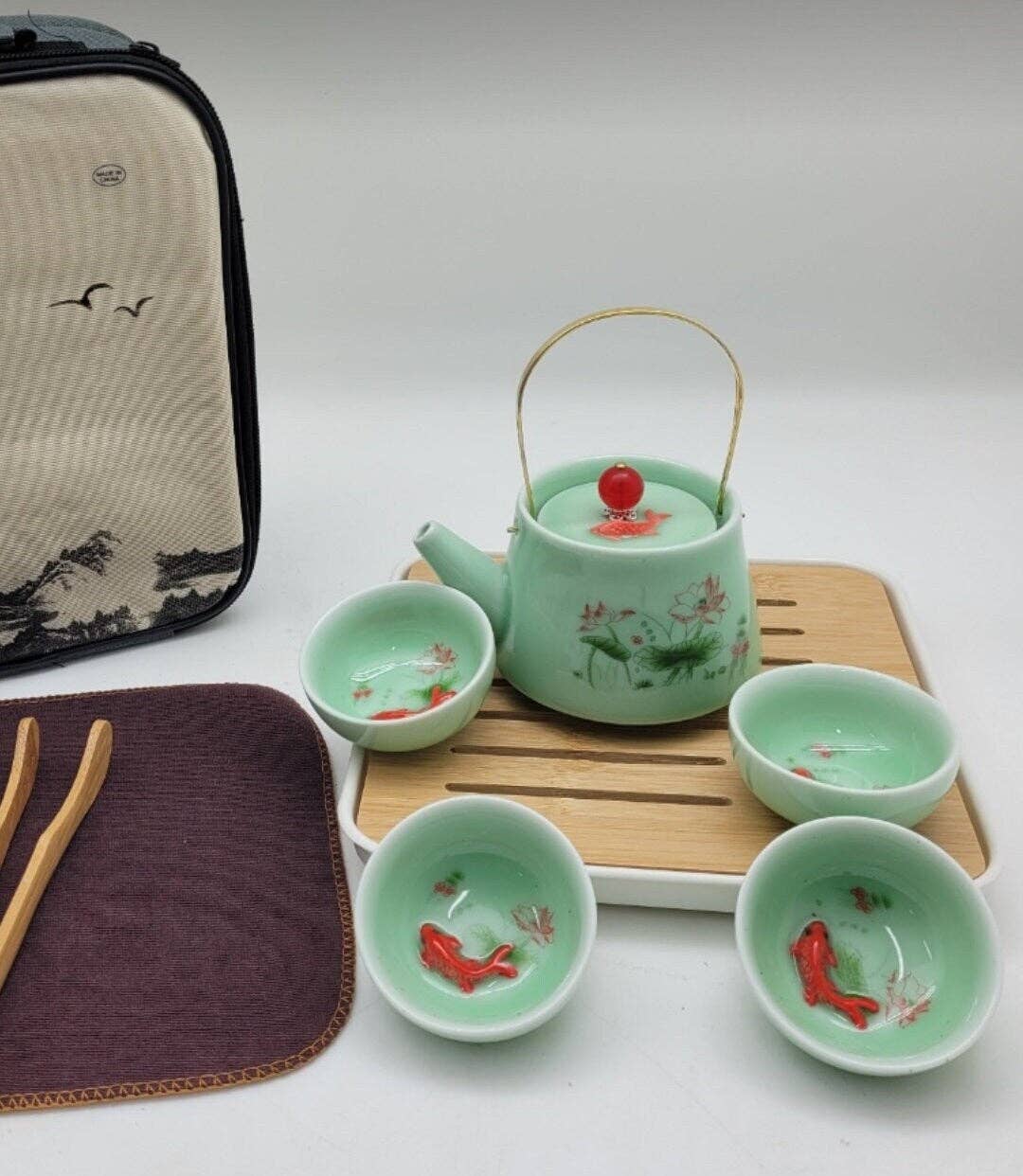 Green Pastures Wholesale – wholesale Teset – En bärbar resande 3D Koi-fisk med Lotus Tea Set1